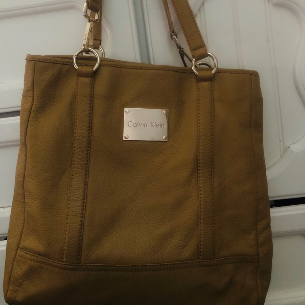 super cute gently used calvin klein bag 💓